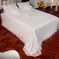 Trapuntino matrimoniale in lino con pizzo Rebrodé e cuscini coordinati – Made in Italy