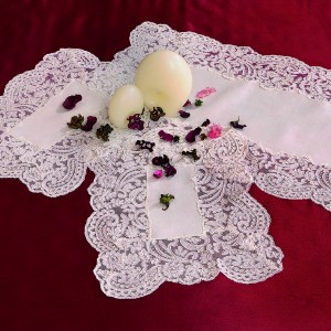 https://www.cappellinistore.com/161-thickbox/rebrode-lace-linen-centerpieces.jpg