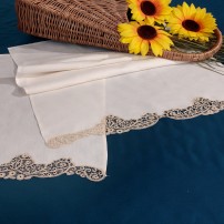 Set Asciugamani Bagno in Lino con Pizzo Cantù – Ricamo a Mano