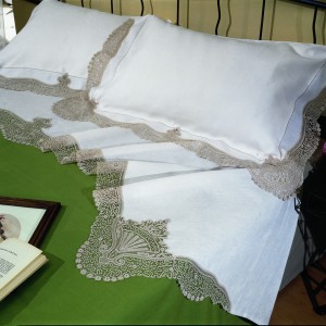 https://www.cappellinistore.com/630-thickbox/pure-linen-bellora-cantu-lace-bed-sheet.jpg