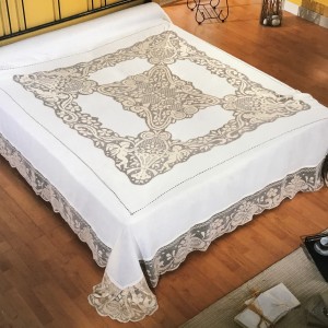 https://www.cappellinistore.com/658-thickbox/copriletto-matrimoniale-lino-filet-ricamato-a-mano.jpg