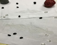 Set Asciugamani Bagno in Lino con Pizzo Cantù – Ricamo a Mano